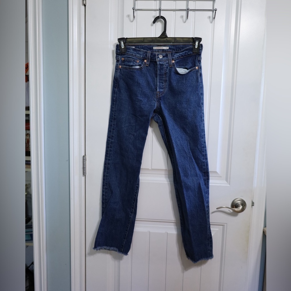 Levi’s Wedgie Straight Fit Women’s Jeans in Below the Belt Medium Wash Size 27 - Picture 2 of 10